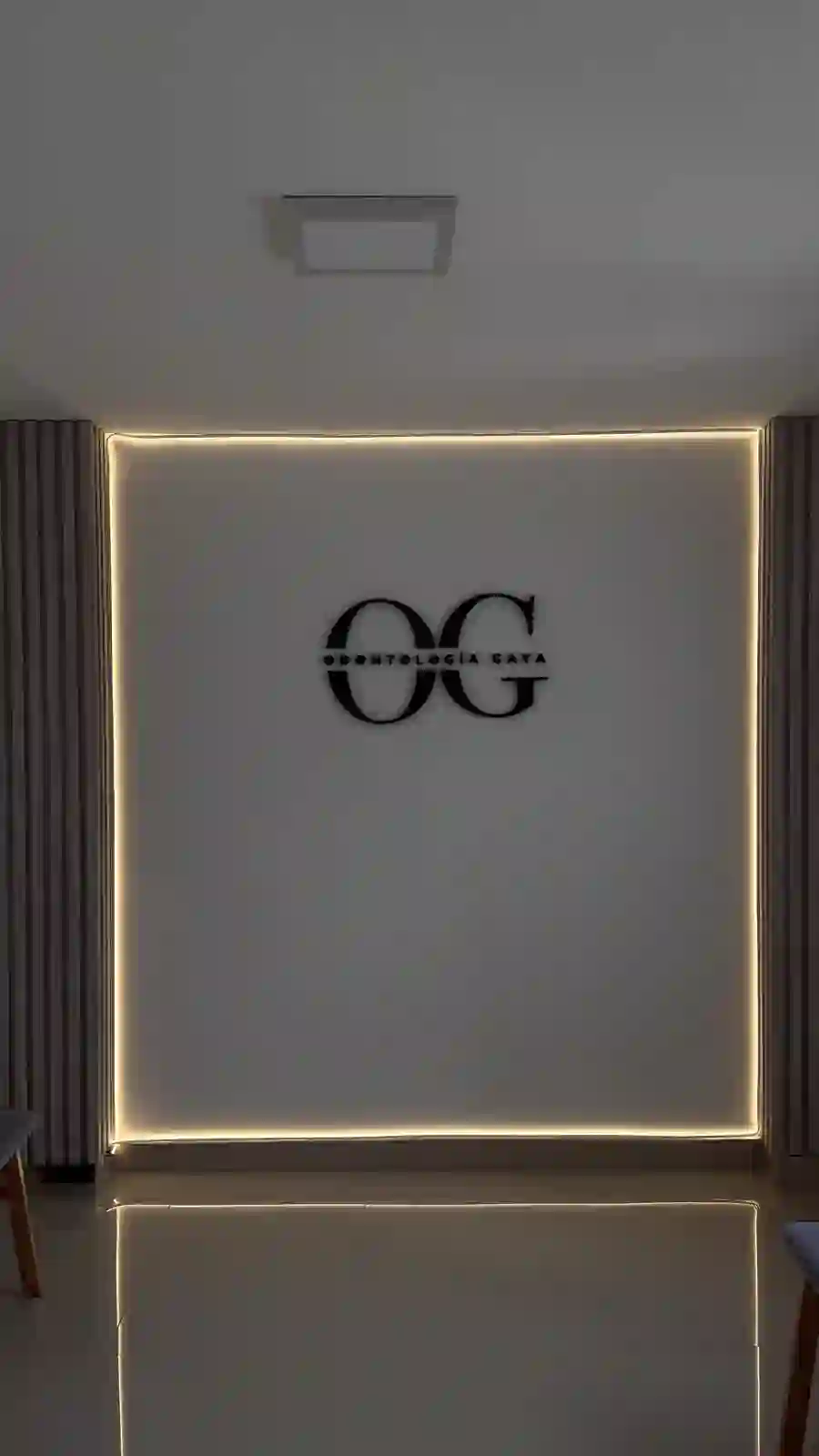 Recepción de Odontología GAYA con logo retroiluminado